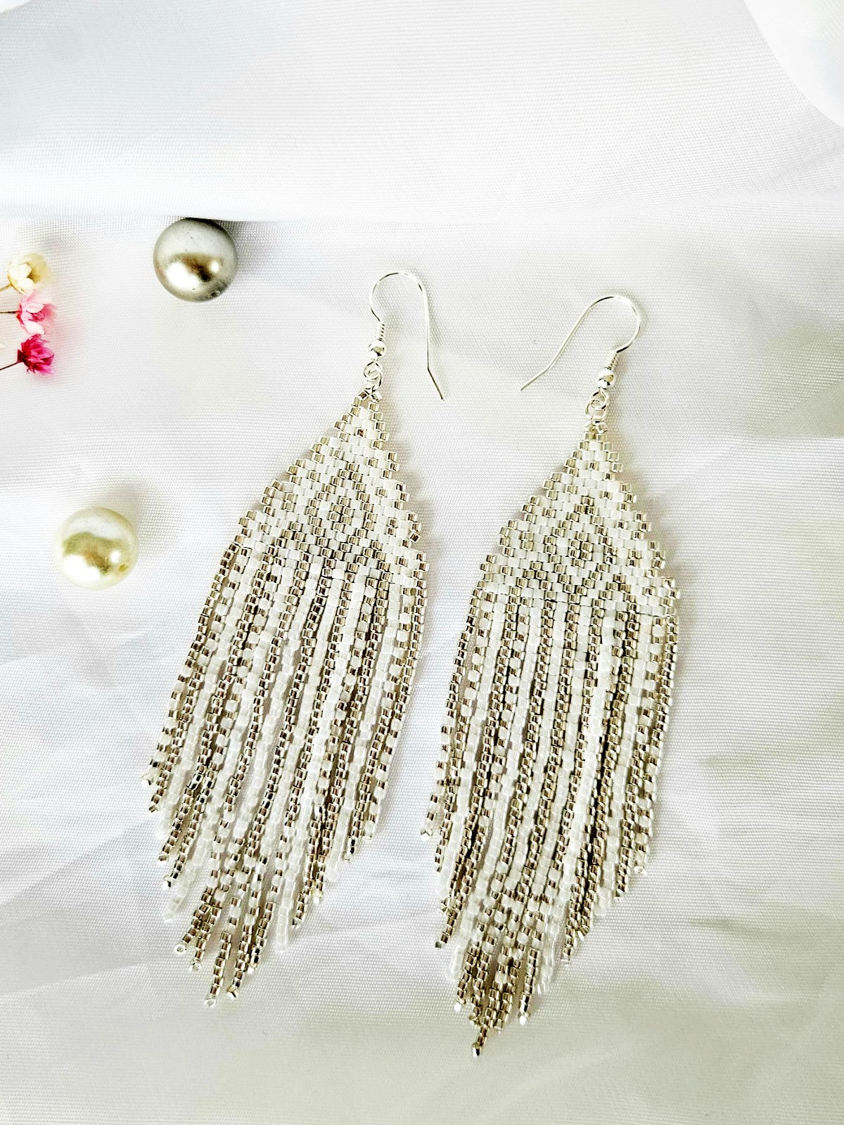 Cercei lungi franjuri argintiu-alb - ❤️ Creatii Delicate