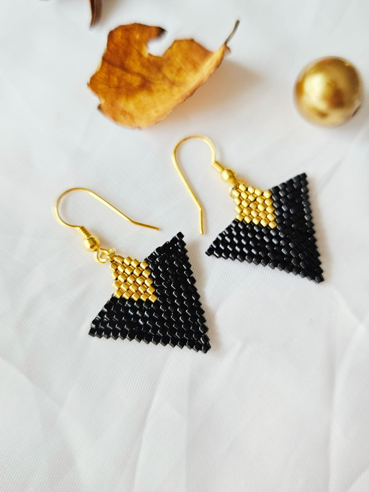 Cercei triunghi mic auriu colorat - ❤️ Creatii Delicate