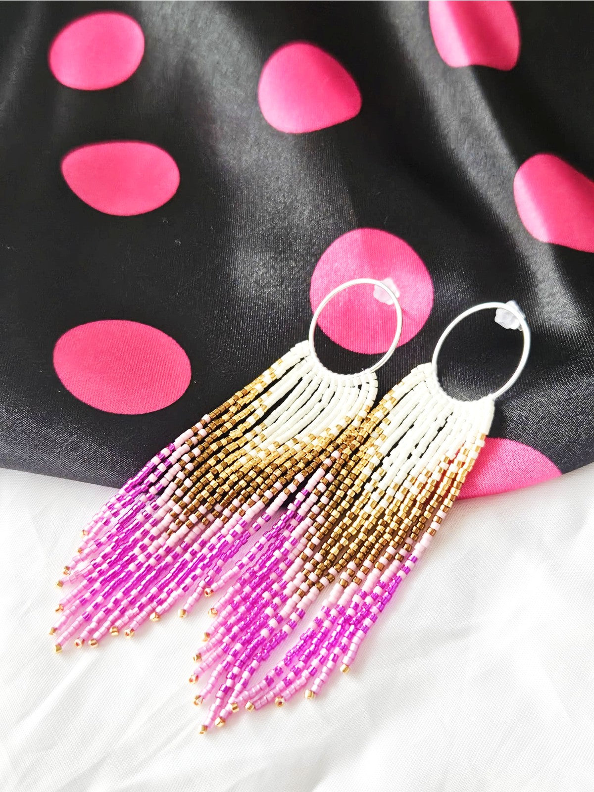 Cercei lungi franjuri cu cerc alb-auriu-fucsia - ❤️ Creatii Delicate