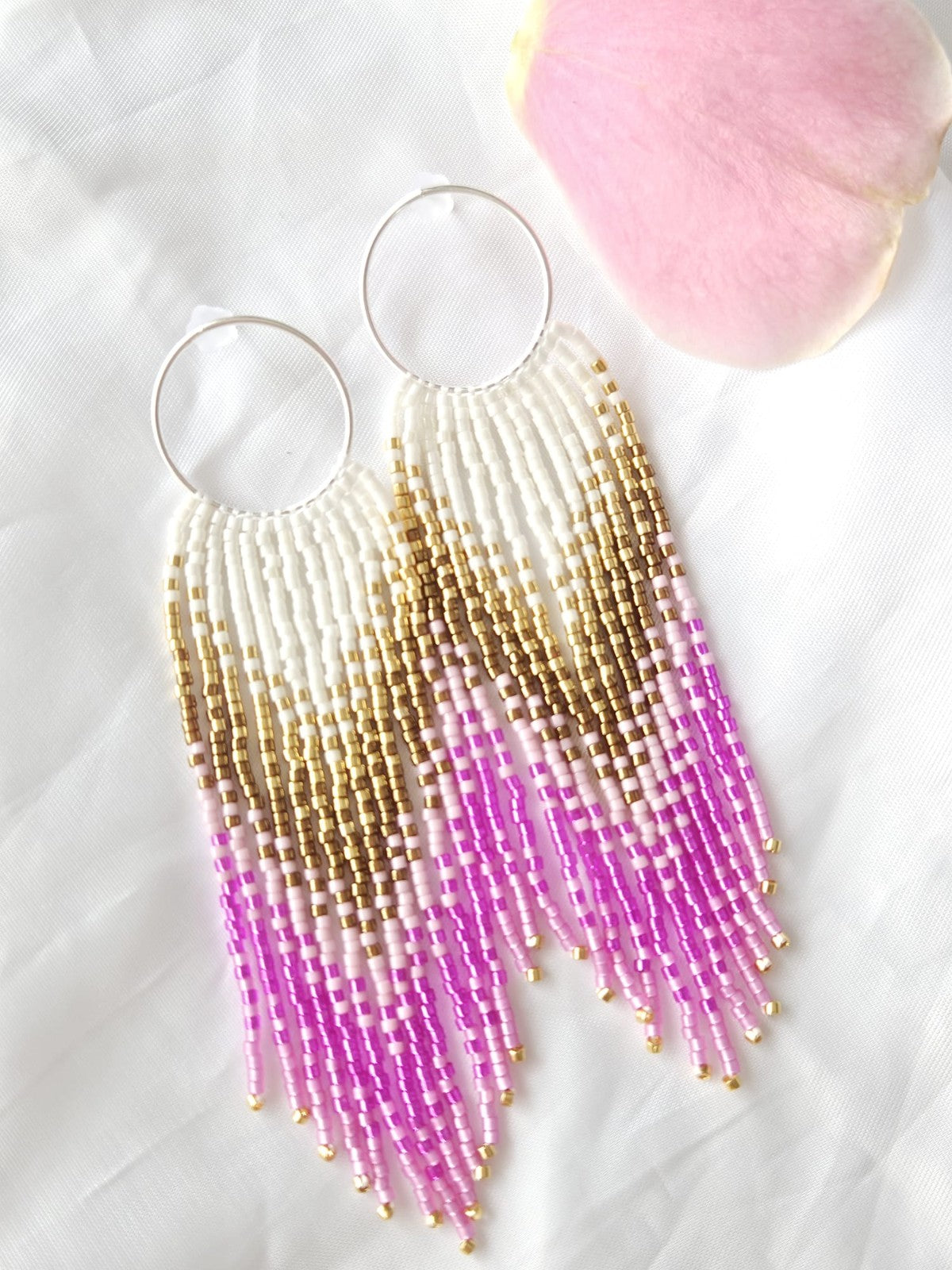Cercei lungi franjuri cu cerc alb-auriu-fucsia - ❤️ Creatii Delicate
