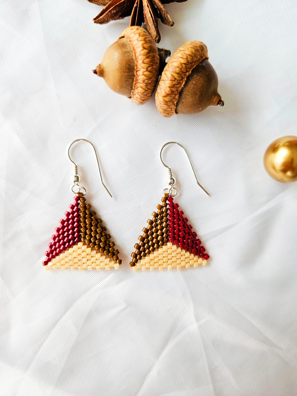 Cercei triunghi mic maro-rosu-crem toamna - ❤️ Creatii Delicate