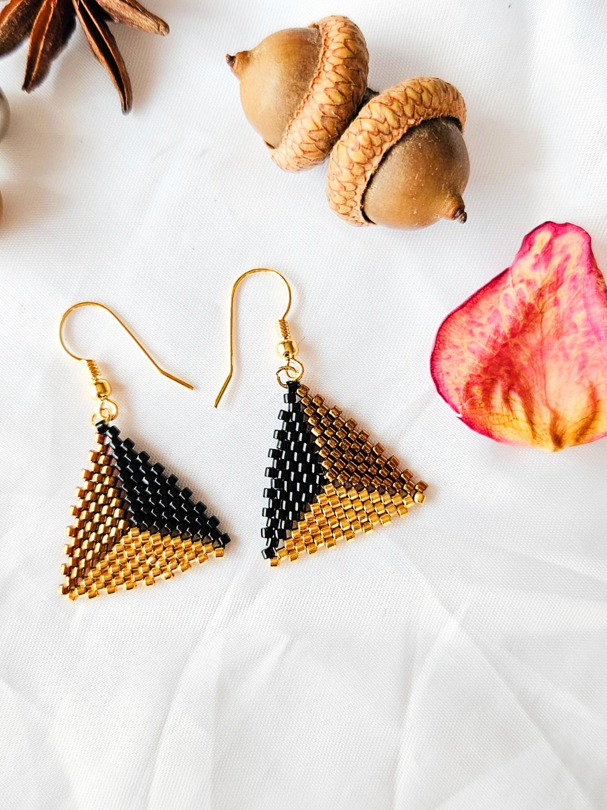 Cercei triunghi mic negru-maro-auriu toamna - ❤️ Creatii Delicate