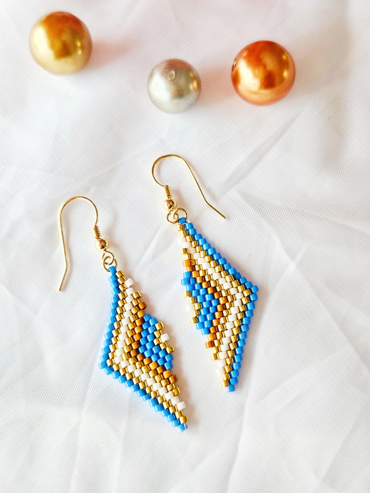 Cercei triunghi alungit turcoaz-alb-auriu - ❤️ Creatii Delicate