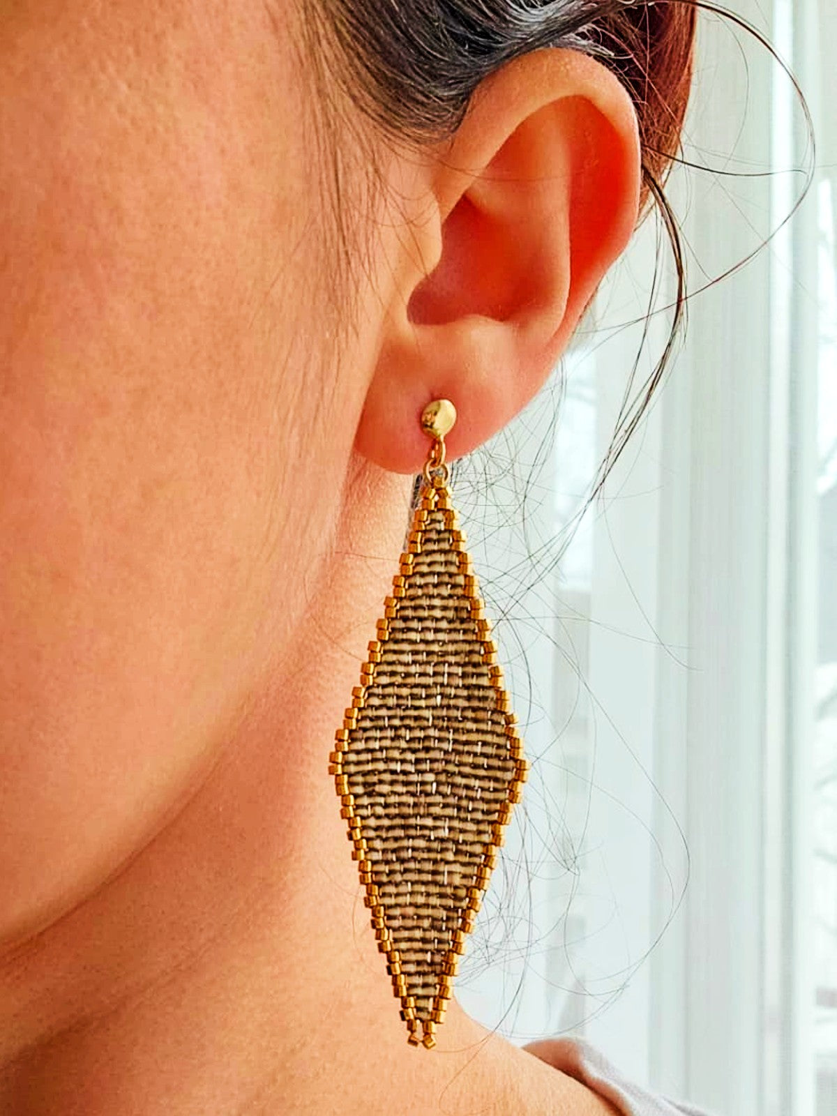 Cercei romb lung auriu-gri sidefat