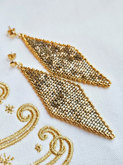 Cercei romb lung auriu-gri sidefat