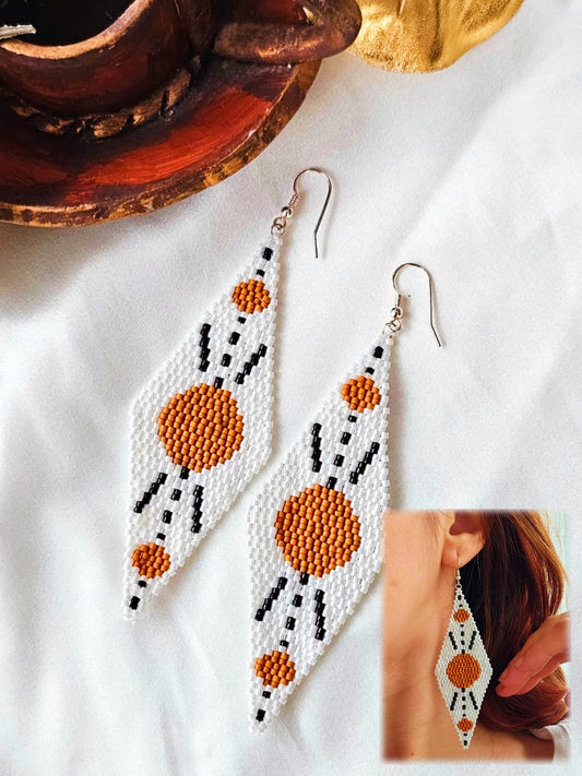 Cercei triunghi lung alb-cerc portocaliu - ❤️ Creatii Delicate 